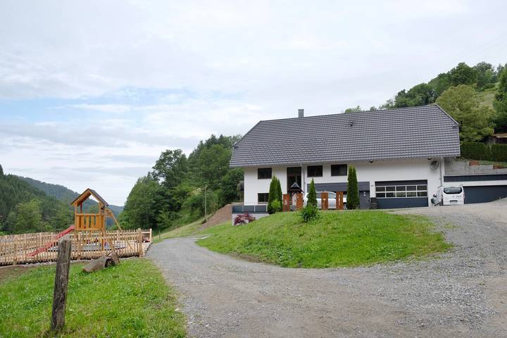 Ganze Wohnung, Ferienwohnung 'Waldblick Mühlenbach' mit Bergblick, privater Terrasse und Wi-Fi in Mühlenbach, Mittlerer Schwarzwald