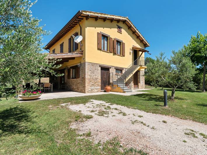 Agriturismo per 10 persone, con sauna e piscina in Pesaro-Urbino