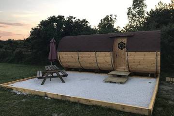 Cabane en bois pour 4 personnes, avec jacuzzi ainsi que piscine et jardin dans Saône-et-Loire