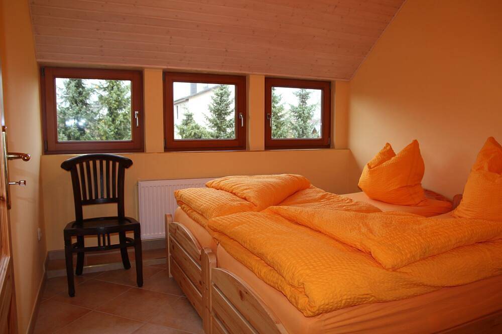 Apartamento entero, Vacation apartment directly at the fishing pond with parking lot and terrace in Wismar, North-West Mecklenburg (Wismar region)