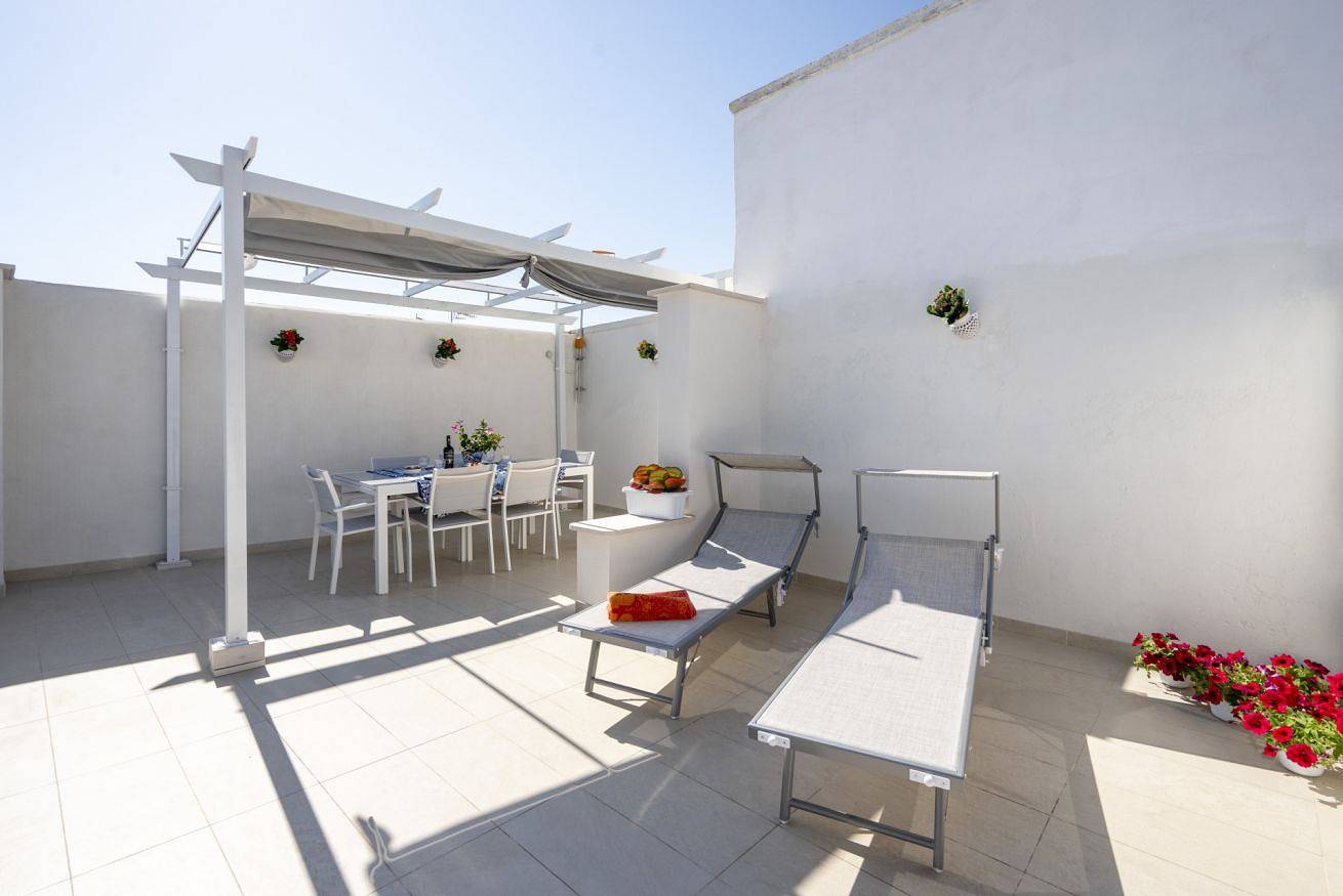 Ganze Wohnung, Guesthost - Heart of Monopoli: Seaview Terrace Apartment in Cala Porta Vecchia, Monopoli