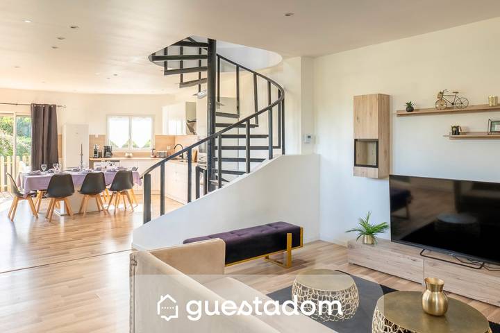 Location de vacances pour 8 personnes, avec Terrasse et Jardin à Le Mans