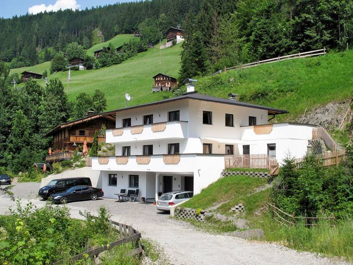 Vakantiewoning voor 14 personen, with Balkon and Terras as well as Tuin and Uitzicht in Ramsau im Zillertal