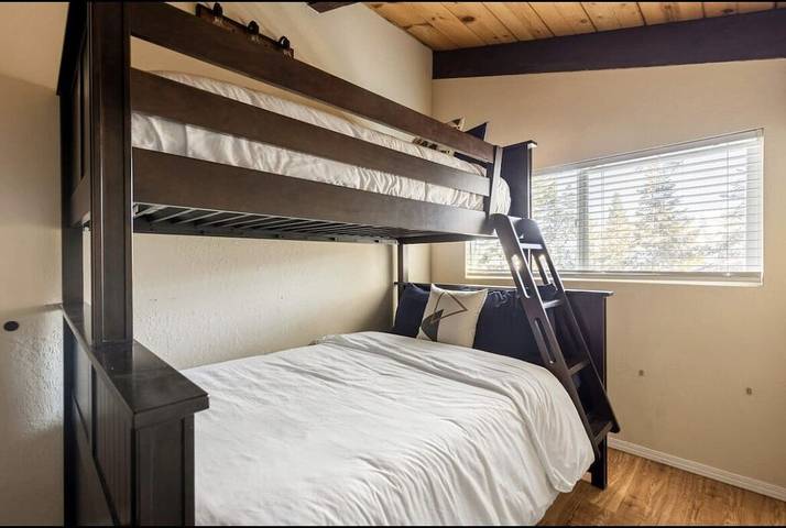 Vacation house for 6 people, with hot tub and terrace as well as sauna in Mammoth Mountain