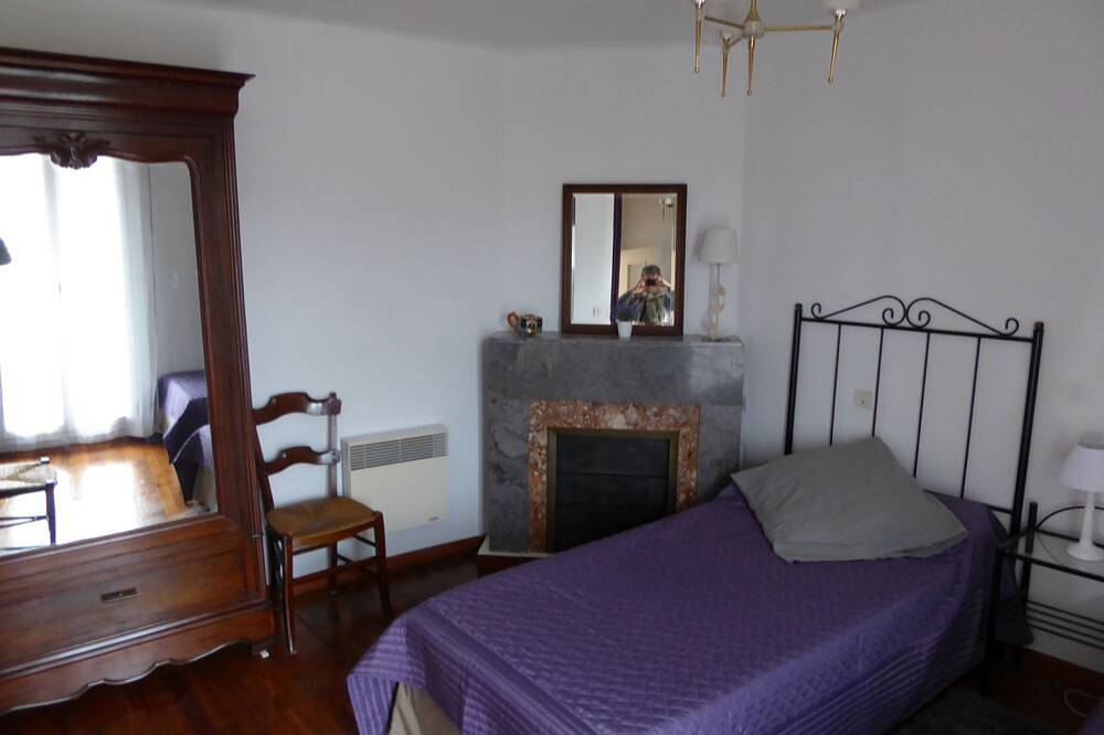 Auf den Höhen von Ceret Haus in einem grünen und schönen Sicht in Céret, Mittelmeerküste (Frankreich)