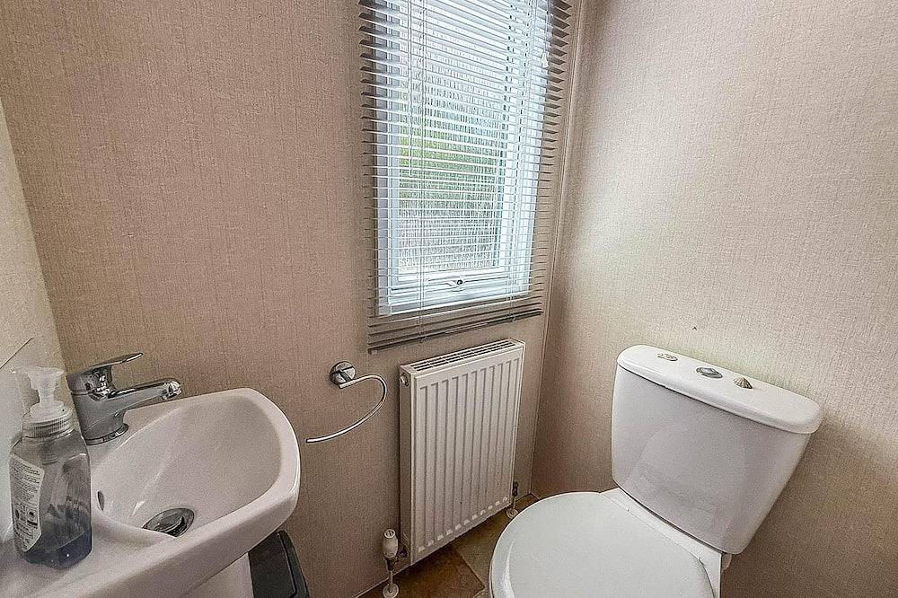 6 berth luxury caravan with full sea views at Azure Seas in Suffolk in Lowestoft, Sunrise Coast