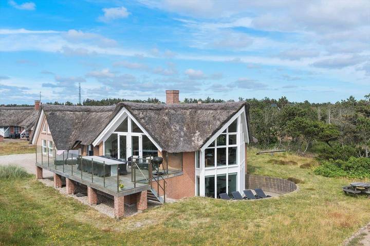 Ferieudlejning for 12 personer, med pool og sauna såvel som terrasse og jacuzzi i Blåvand