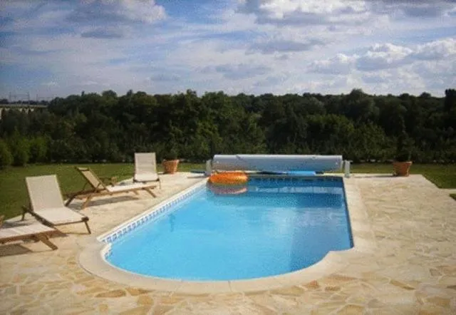 Alojamiento y desayuno para 2 personas, con vistas además de piscina y jardín, Familias con niños - 1