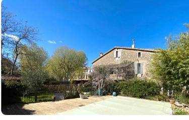 Gîte pour 2 personnes, avec terrasse et piscine à Rougiers