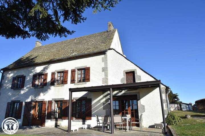 Gîte pour 8 personnes, avec Jacuzzi et Terrasse ainsi que Jardin et Vue