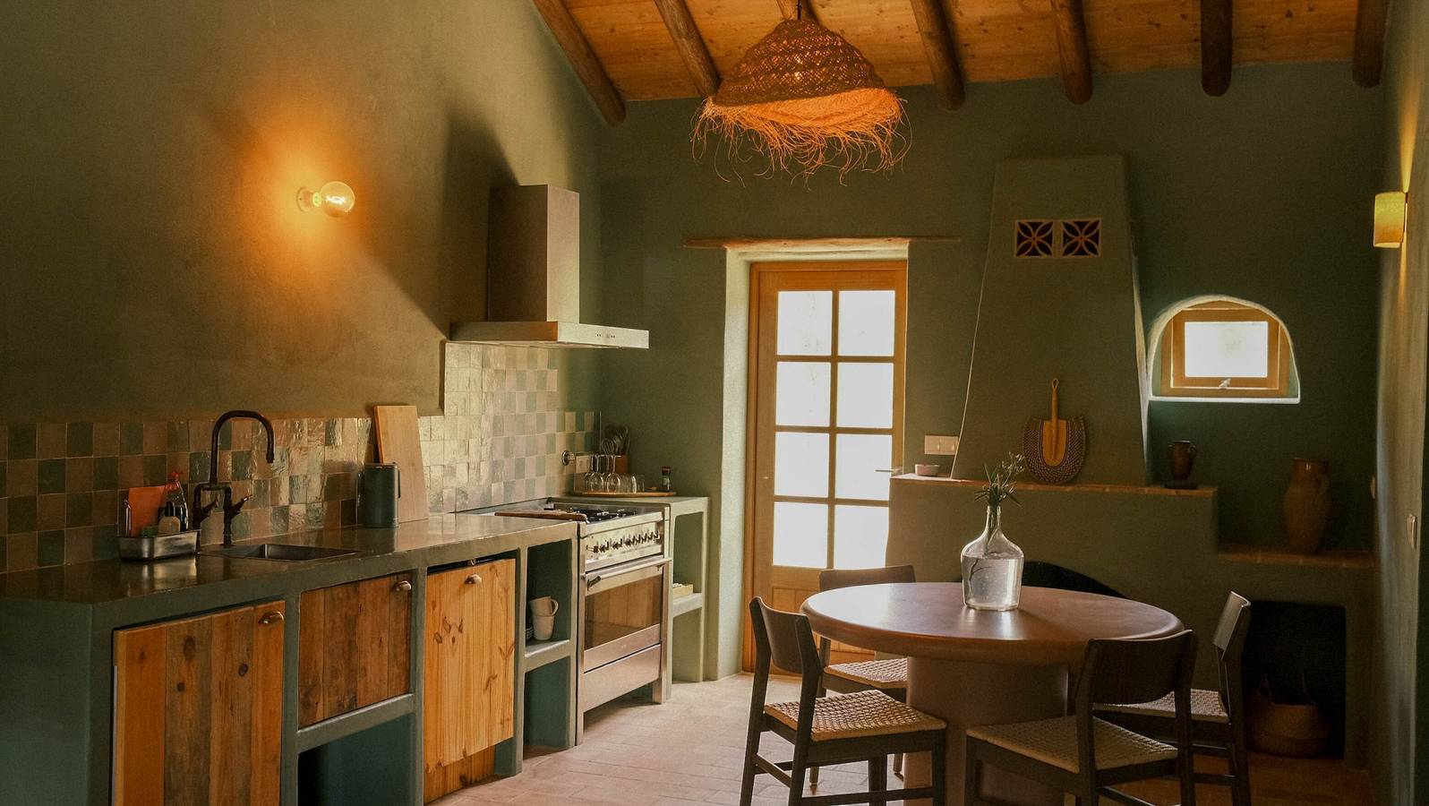 Apartamento entero, Apartamento 'Barro' con vistas a la montaña, terraza privada y Wi-Fi in São Teotónio, Costa Alentejana