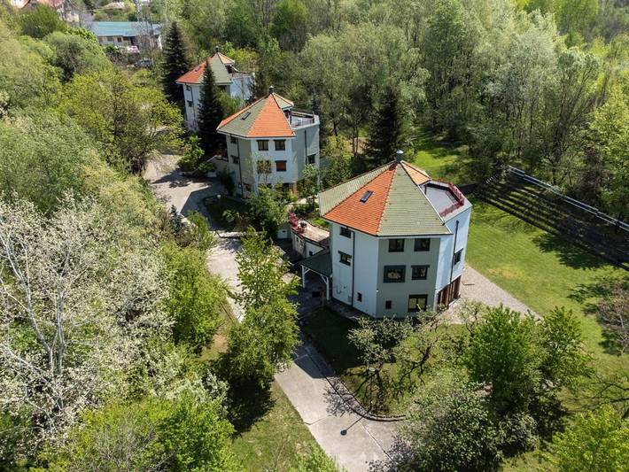 Location de vacances pour 8 personnes, avec jardin et vue dans Câmpina