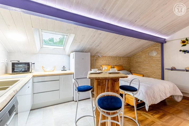Gîte pour 2 personnes, avec Terrasse et Jardin à Pugny-Chatenod