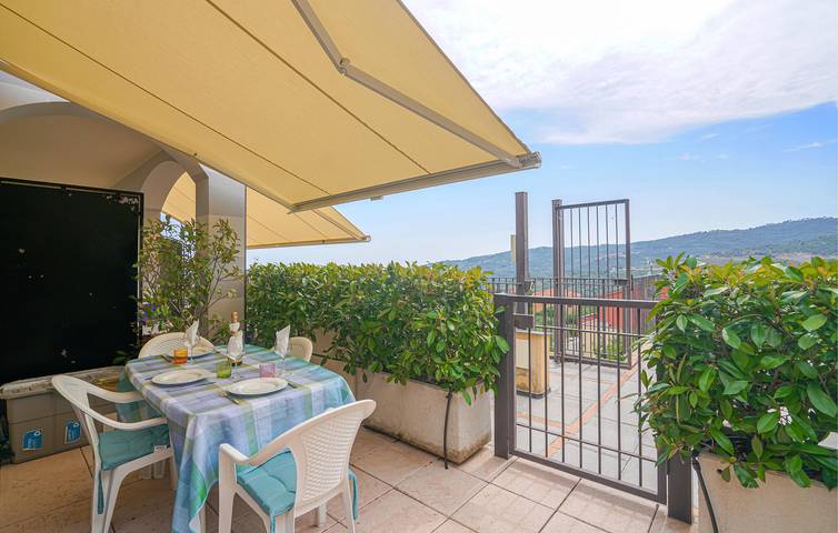 Appartamento moderno con piscina, parcheggio e WiFi, vicino al centro città in Civezza, Riviera di Ponente