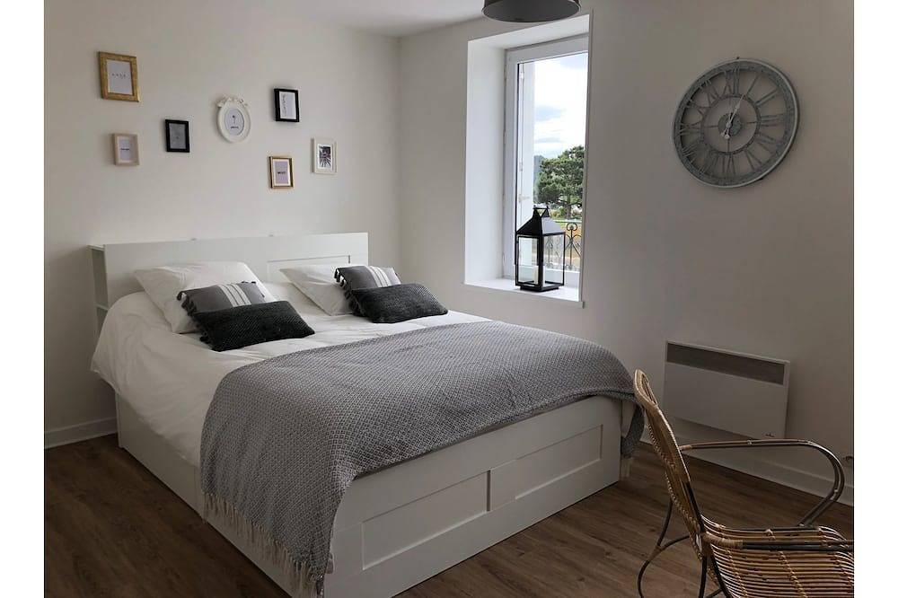 Entire apartment, Charming Studio Facing the Port and 100 m from the beach in Binic, Côte de Goëlo