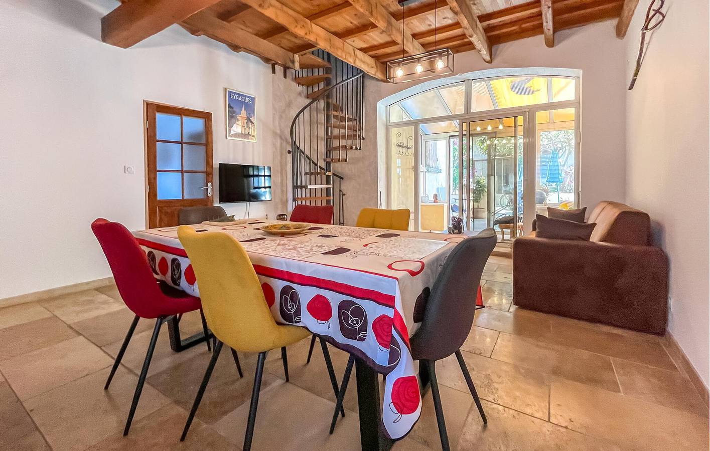 Gemütliches City Center Apartment mit Terrasse & Parkplatz in Eyragues, Arles und Umgebung