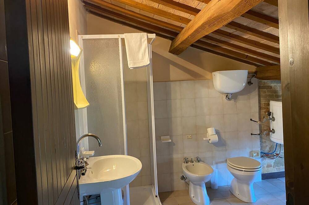 Attic Room with Private Bathroom in a Historic Villa Farmstay in Treia (Italien), Macerata Provinz