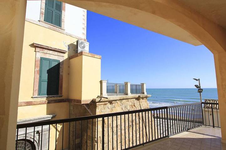 Ganze Wohnung, Apartment 10 Meter vom Meer entfernt für 4 Personen im Zentrum, kostenloses Wlan in Marina di Ragusa, Ragusa
