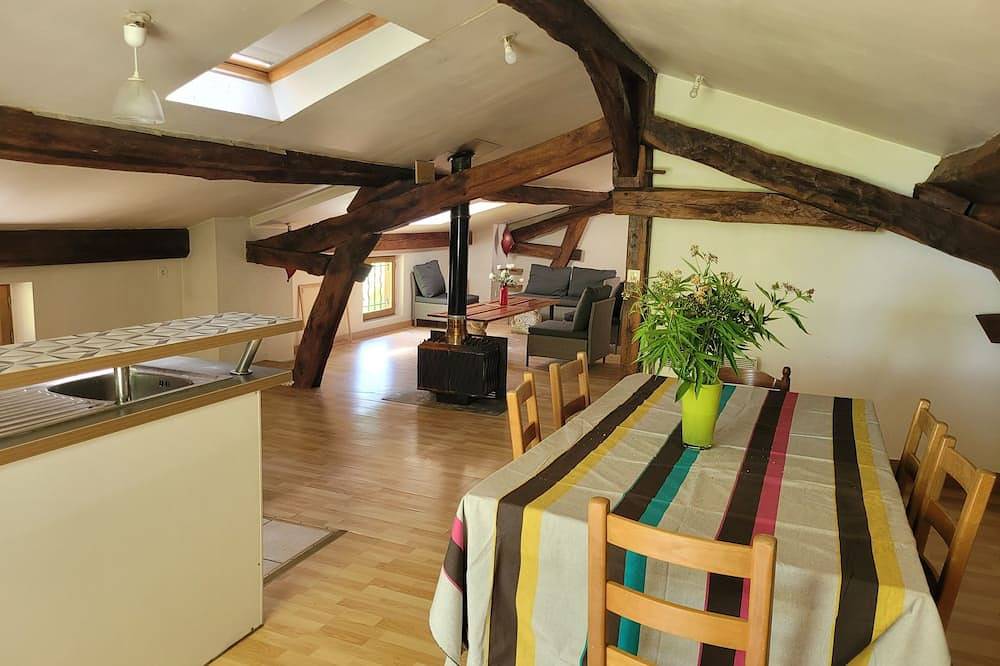 Appartement entier, T5 mansardé dans maison de caractère. Jardin et parking privés. in Loubens, Parc naturel régional des Pyrénées ariégeoises
