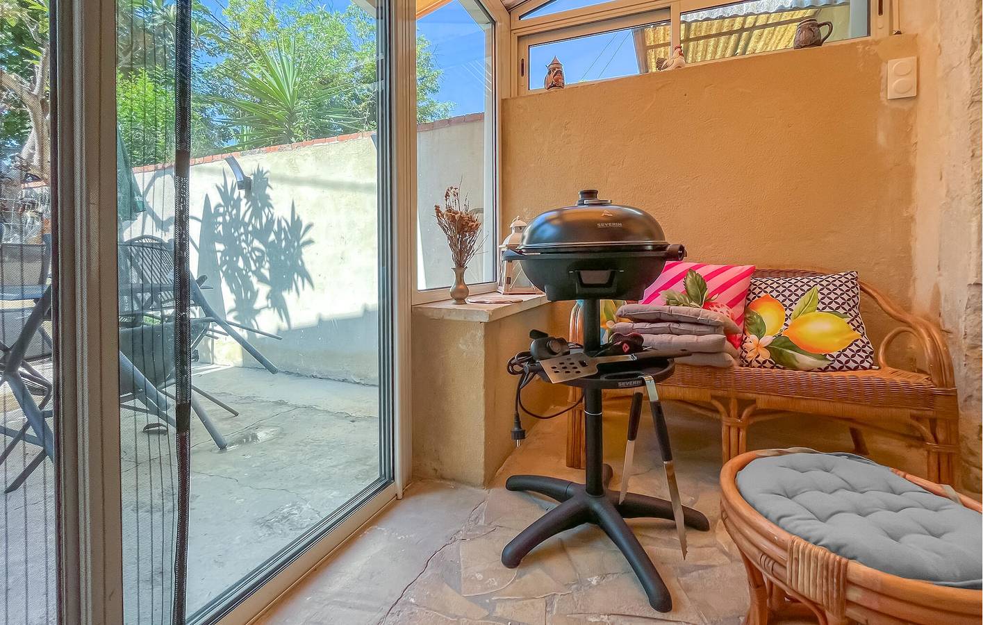 Gemütliches City Center Apartment mit Terrasse & Parkplatz in Eyragues, Arles und Umgebung
