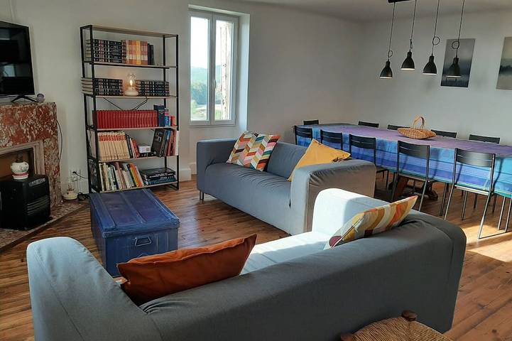 Location de vacances pour 12 personnes, avec terrasse, animaux acceptés à Saint-André-de-Najac