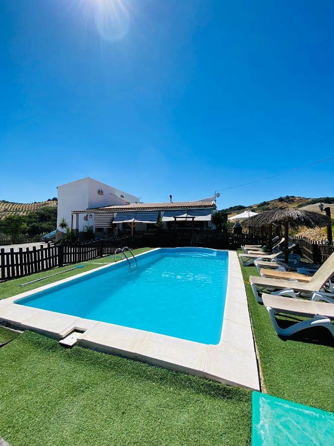 Location de vacances pour 38 personnes, avec Terrasse ainsi que Piscine et Vue à Pruna