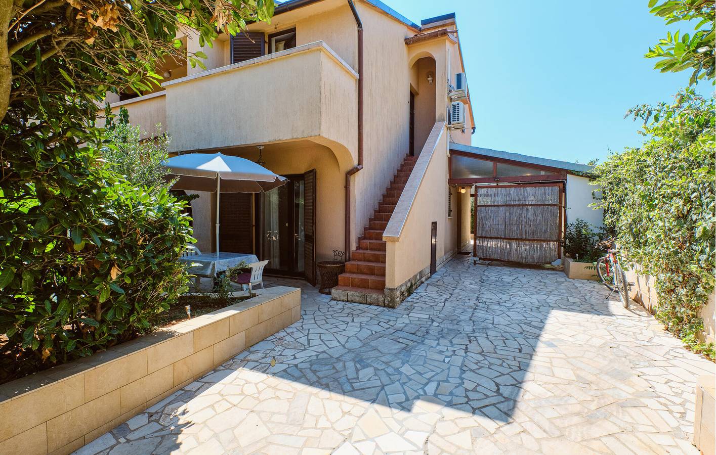 Ganze Ferienwohnung, Geräumige 2-Zimmer-Wohnung mit Terrasse, 2,5 km vom Strand Liska Slatina entfernt in Aratore, Kvarner Inseln