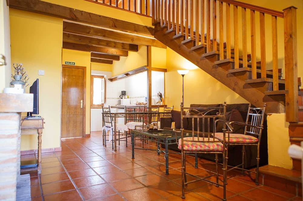 En casa Rajalhondo podras disfrutar de un patio con barbacoa y muebles de jardin in Horcajuelo de la Sierra, Provincia de Madrid