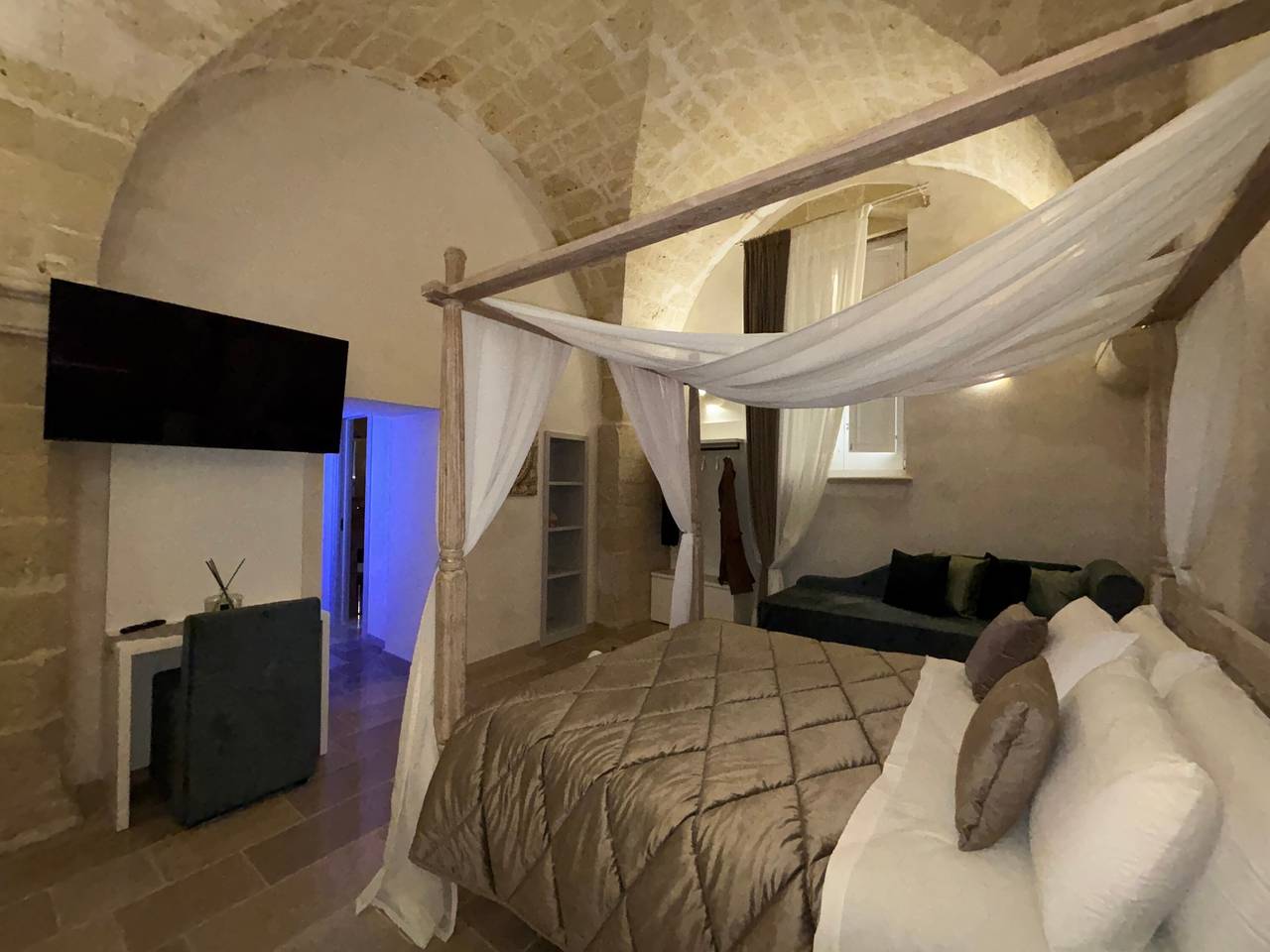 Geheel appartement, Appartement 'Antony Suite Piazza' met Wi-Fi en airconditioning in Lecce, Provincie Lecce