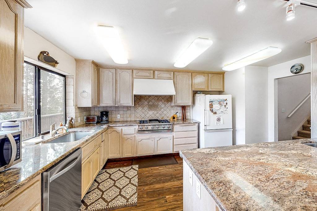 Einladende Bergblick Haus mit großer Terrasse, Billardtisch und einfachen Zugang zum See! in Ockenden, Shaver Lake