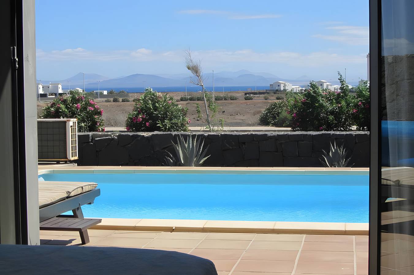 Apartamento entero, Villa en primera línea en La Goleta con piscina privada climatizada y Wi-Fi gratuito in Montaña Roja, Yaiza