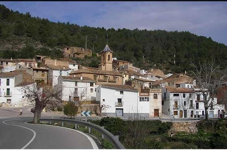 Casa rural para 6 personas, con piscina además de vistas y balcón, Familias con niños en Parc Natural de la Serra d'Espadà
