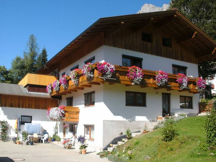 Ferienwohnung für 4 Personen, mit Terrasse und Garten sowie Ausblick in Nesselwängle