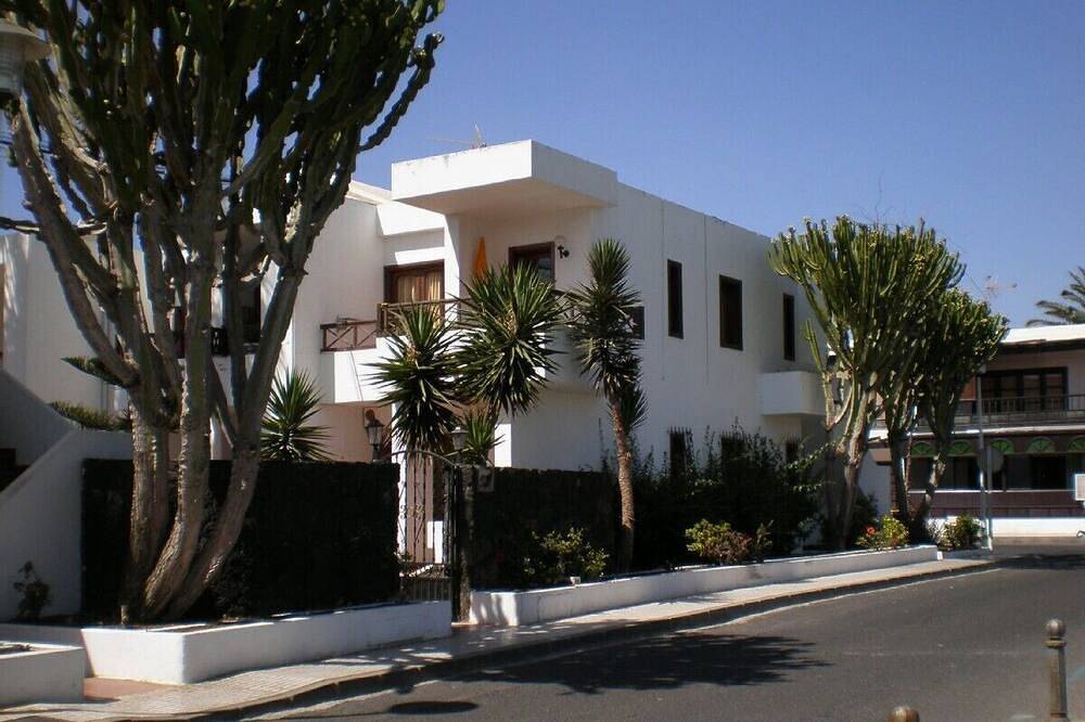 Apartamento entero, Planta baja de 2 dormitorios en complejo pequeño y cerca de todas las comodidades 1 minuto frente al mar in Puerto del Carmen, Tías