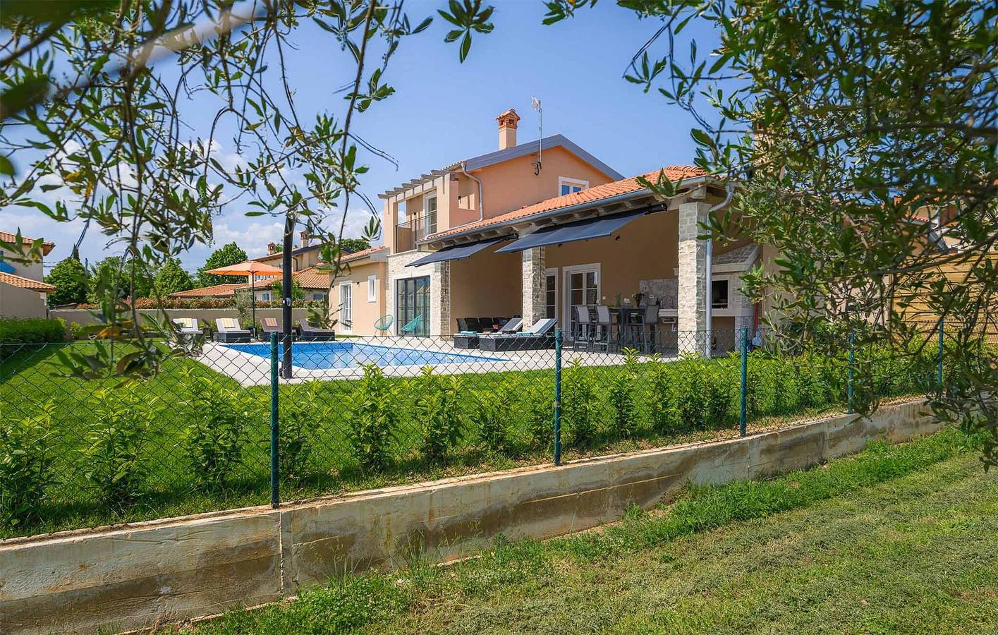 Reizende 2-Zimmer-Wohnung mit Pool und Terrasse, 2 km vom Stadtzentrum von Kanfanar entfernt in Maružini, Zentralistrien