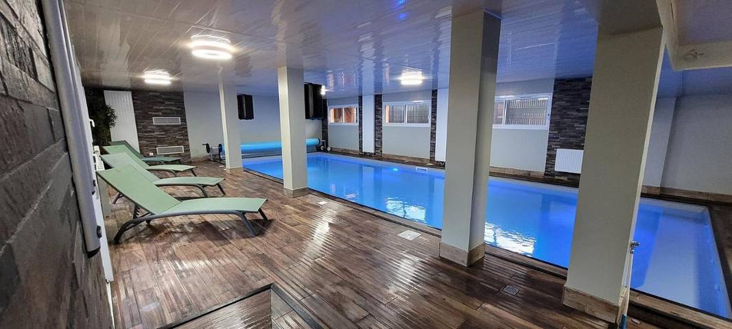 Villa pour 6 personnes, avec sauna et jardin ainsi que piscine et jacuzzi