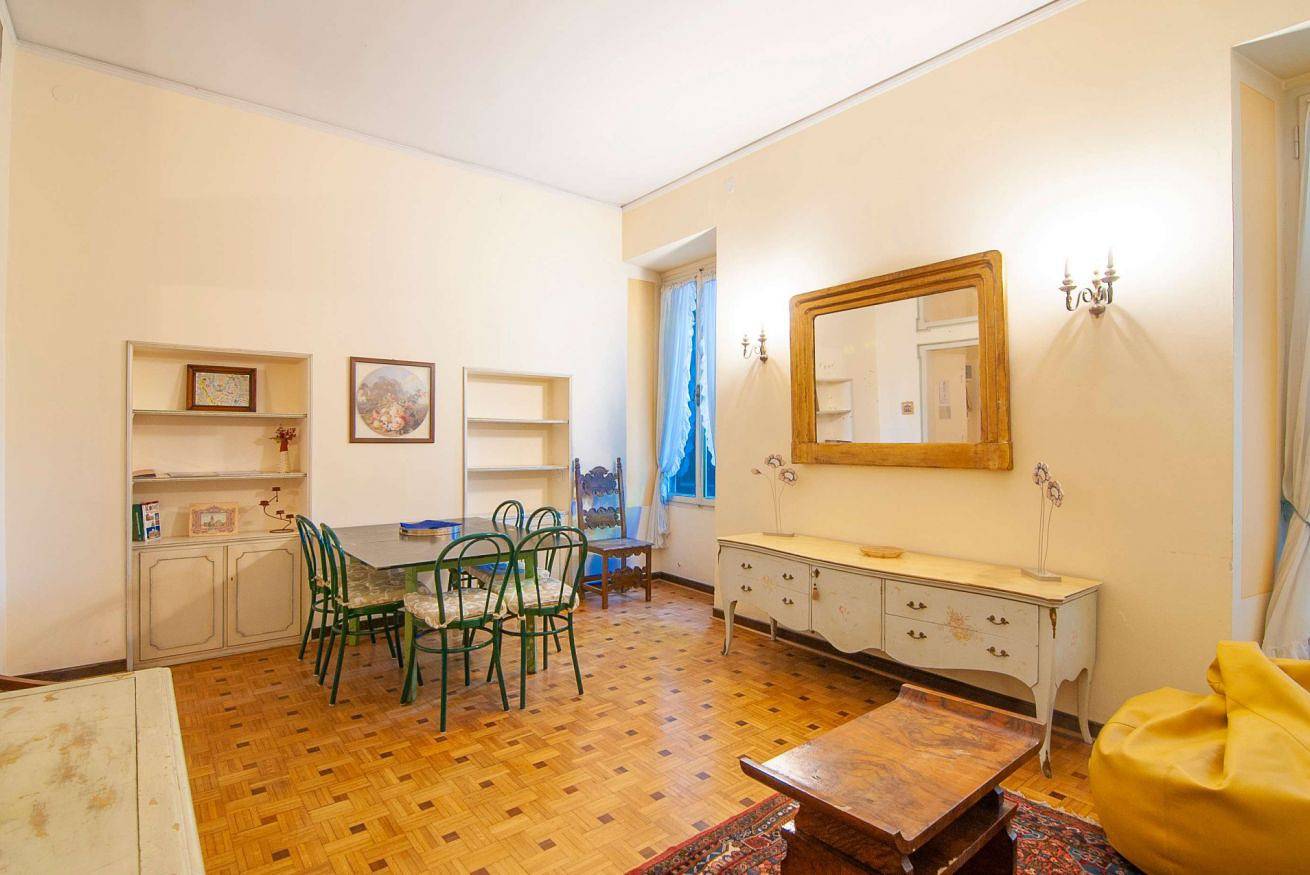 Entire apartment, Spacious and historic three-room apartment with 6 sleeps and private garden. in Centro Storico, Verona