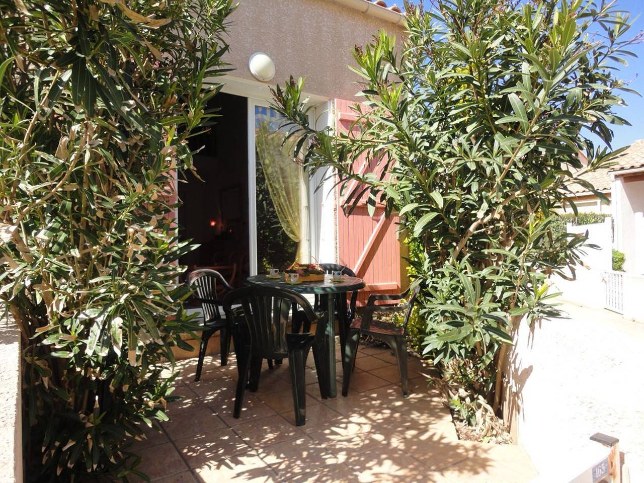 Gemütliches 2-Zimmer-Haus mit Pool, Terrasse und Parken, 800m vom Strand in Saint Pierre la Mer, Fleury