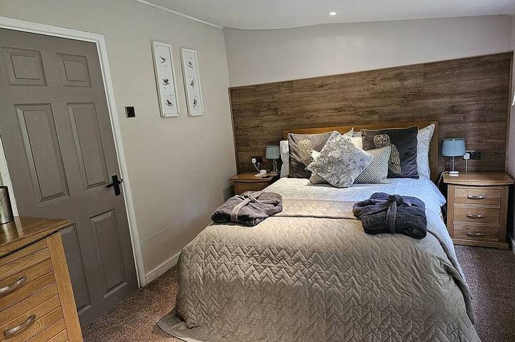 Cabaña de madera para 2 personas, con jacuzzi además de jardín y balcón, Se admiten mascotas - 1