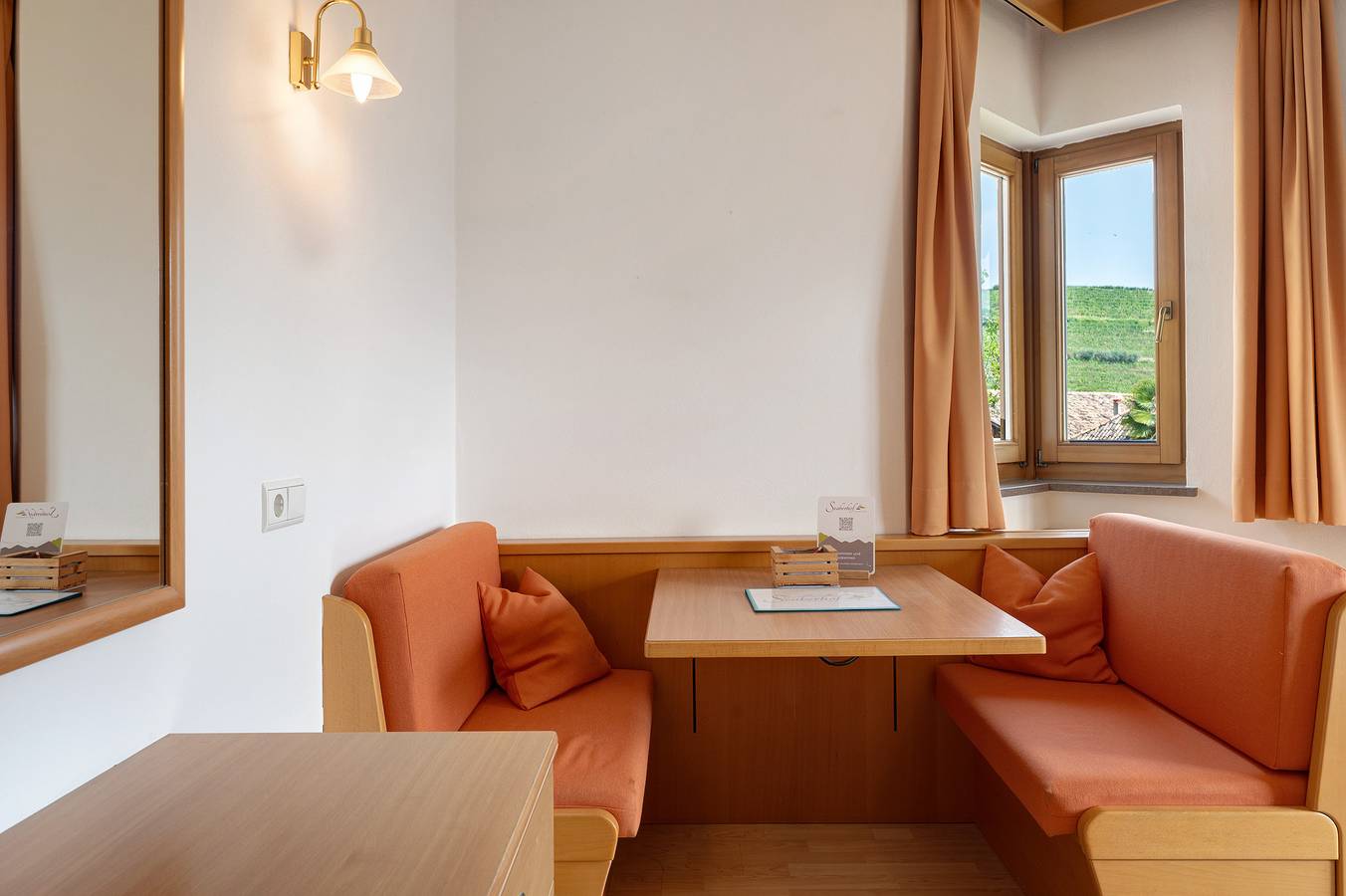 Zimmer 'Seaberhof 3 Erkerzimmer' mit Seeblick, Gemeinschaftspool und Wi-Fi in St. Josef am See, Kaltern an der Weinstraße