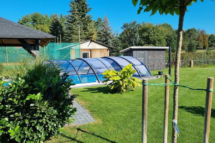 Ferienhaus für 4 Personen, mit Whirlpool und Terrasse sowie Garten und Sauna am Storkower See