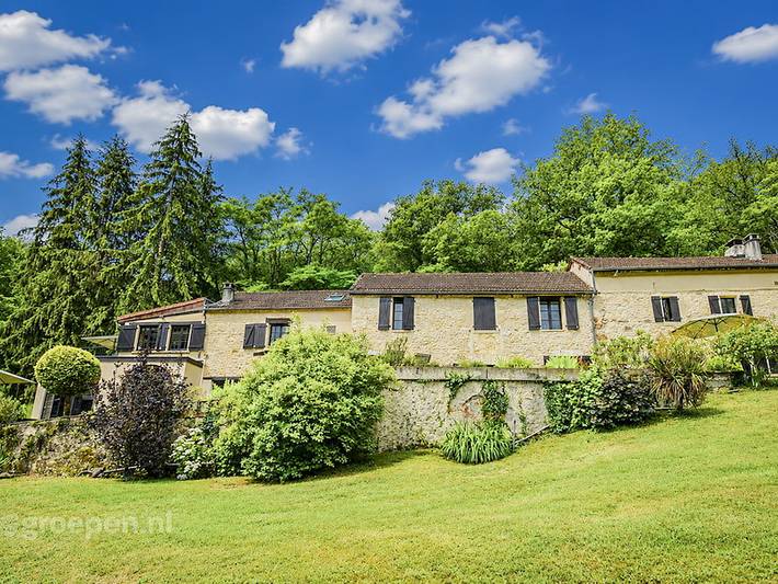 Location de vacances pour 26 personnes, avec Balcon/Terrasse et Jacuzzi ainsi que Terrasse et Jardin à Souillac