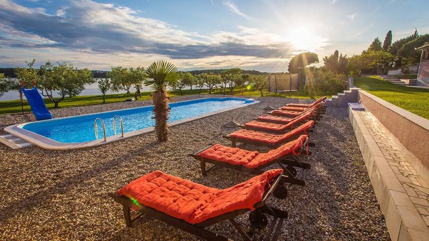 Villa pour 14 personnes, avec Balcon et Jacuzzi ainsi que Terrasse et Jardin à Pomer - 3