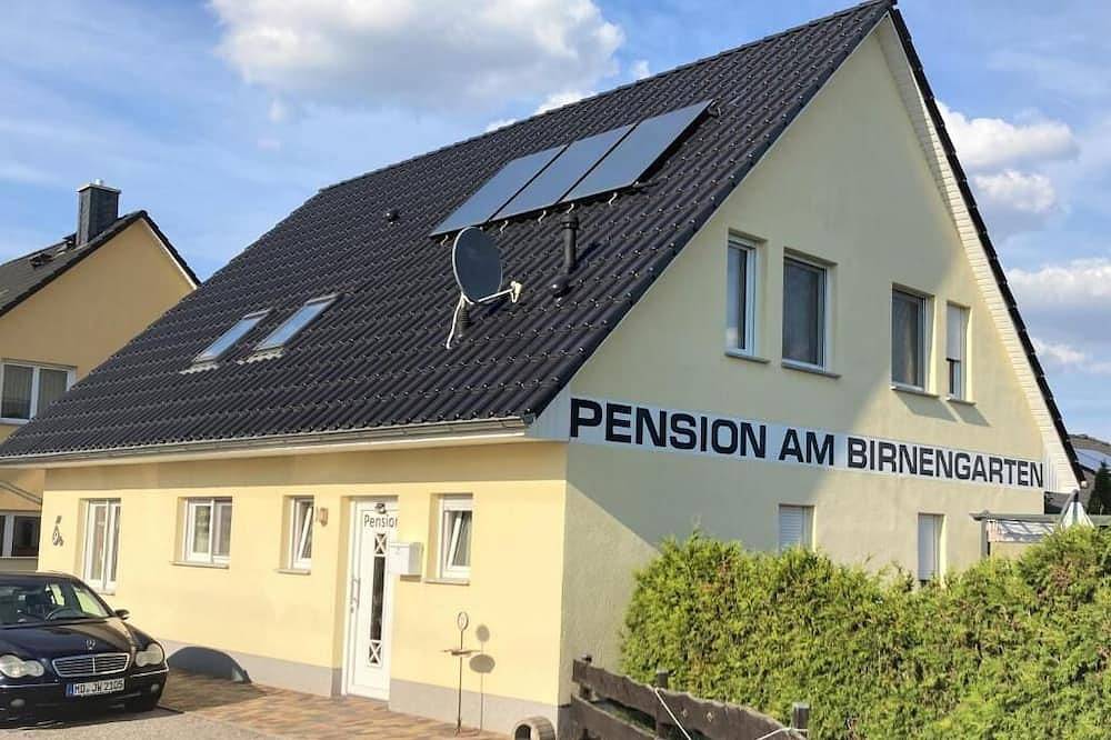 Apartamento entero, Quiet guesthouse with parking lot, Wlan and private bathrooms. Pets welcome. in Magdeburgo, Elbe-Börde-Heide