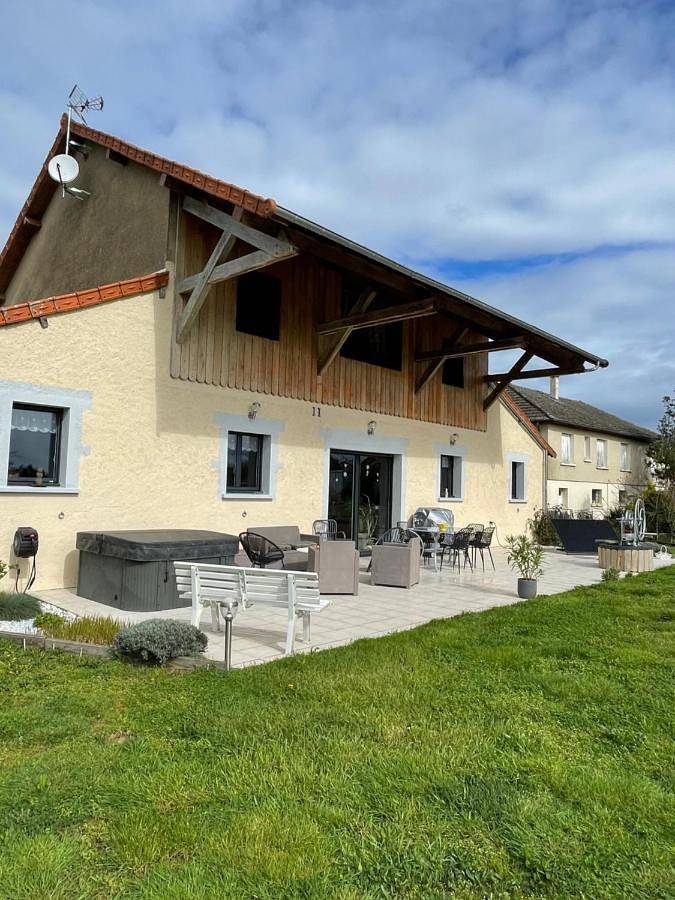 Cottage pour 2 personnes, avec jardin ainsi que vue et terrasse à Cercy-la-Tour