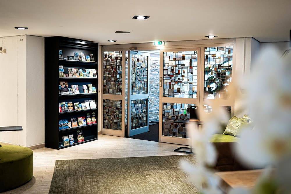 Ganze Wohnung, Herrliche Wohnung für 37 Leute mit Whirlpool, Pool,  W-Lan und Terrasse in Winterberg, die Mittelgebirge