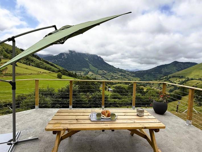 Location de vacances pour 8 personnes, avec terrasse à Lourdios-Ichère