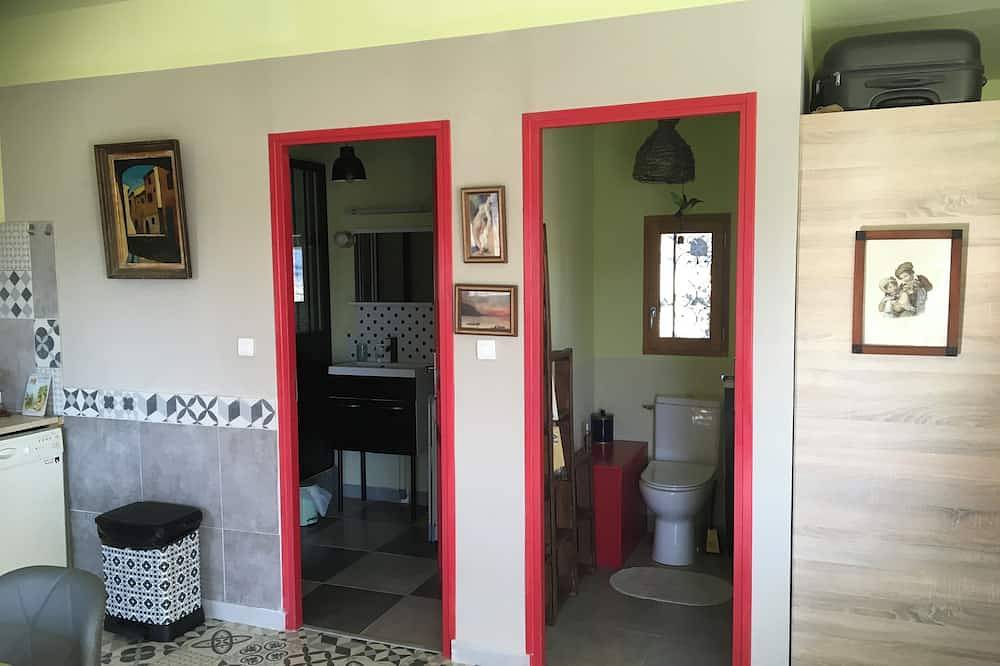 Entire apartment, Studio Des Coquelicots In A Provencal Farmhouse in Pujaut, Nimes region