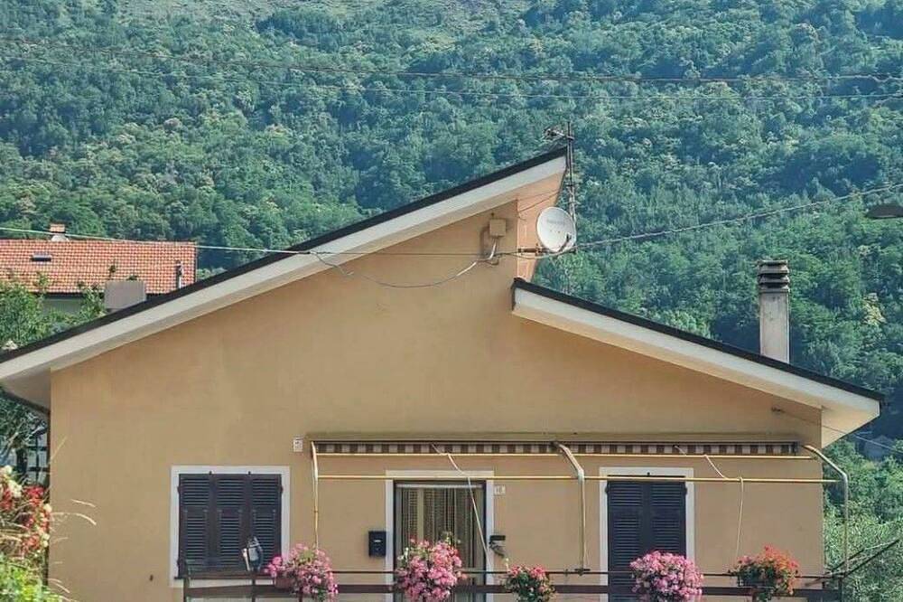Appartamento intero, La Casa Di Edy
Un'alloggio tra  le  montagne Liguri e
vicino al mare stupendo in Prato Sopralacroce, Borzonasca