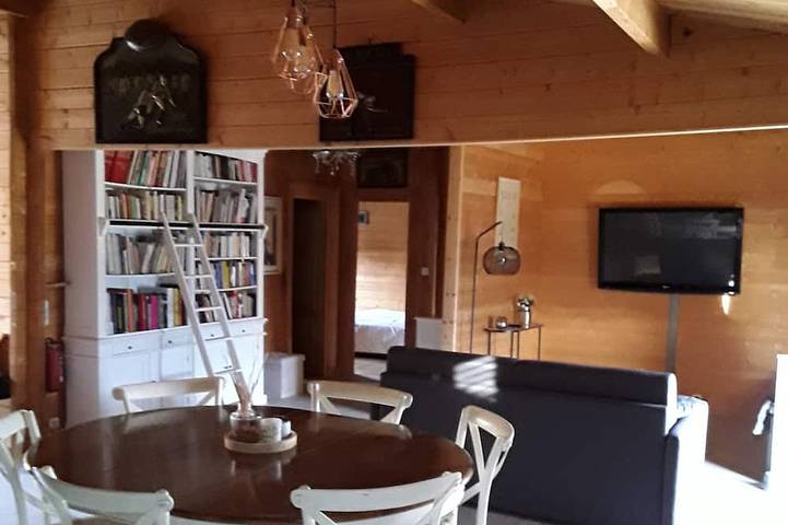 Gîte pour 10 personnes, avec terrasse à Lozzi